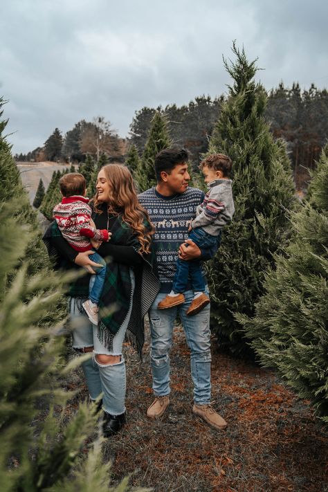 Christmas Tree Farm Family Photo Inspo Outdoor Christmas Tree Farm Photos, Pine Tree Farm Photoshoot, Christmas Minis Tree Farm, Tree Farm Family Photos Outfit Casual, Pine Tree Photoshoot Family Pictures, Country Christmas Family Photos, Family Of Four Christmas Pictures, Christmas Tree Pictures Family, Christmas Tree Farm Photo Shoot Family