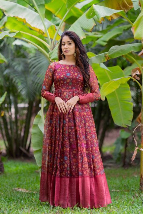 Long Frocks With Full Hands, Full Frock Designs For Women Casual, Kalamkari Frocks For Women, Kalamkari Long Frocks Models, Organza Long Frocks Indian, Kalamkari Long Frocks, Kalamkari Dresses Design, Organza Long Frocks, Long Frocks Indian Designer Dresses