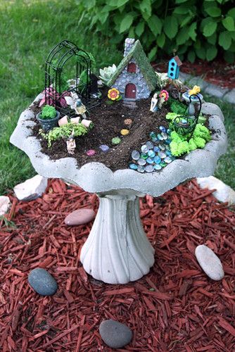 Miniature Fairy Garden Diy, Fairy Garden Design Ideas, Kids Fairy Garden, Kaktus Dan Sukulen, Fairy Garden Pots, Fairy Garden Crafts, Fairy Garden Designs, Faeries Gardens, Tanah Liat