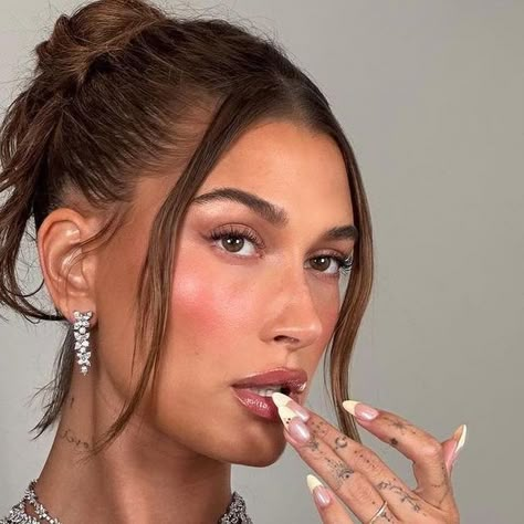 Hailey Bieber Style on Instagram: "HB🤍" Hailey Bieber Wedding, Dani Michelle, Hailey Bieber Style, Formal Makeup, Metallic Nails, Glowy Makeup, Hair Inspo Color, White Party, Wedding Hair And Makeup