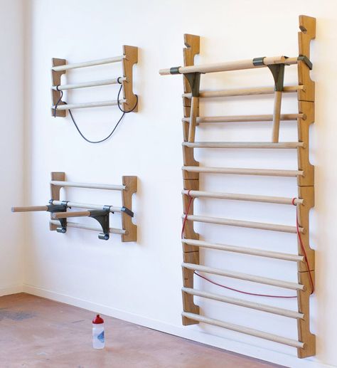 work out in style with atelier oraviva's solid oak wall bar Basement Gym Ideas, Workout Room Decor, Wall Bars, Backyard Gym, Diy Gym Equipment, Workout Room Home, Home Gym Garage, Diy Gym, Diy Home Gym