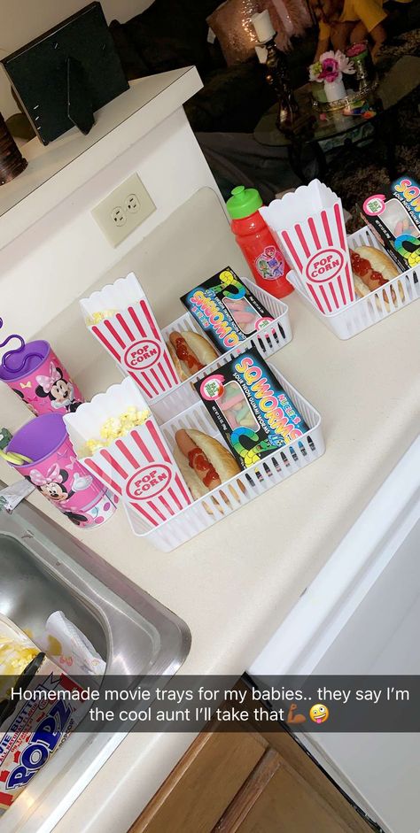 Homemade Movie Theater, Family Movie Night Snacks, Indoor Movie Night, Movie Theater Snacks, Diy Movie Night, Cinema Party, Movie Night For Kids, Movie Night Food, Movie Night Gift