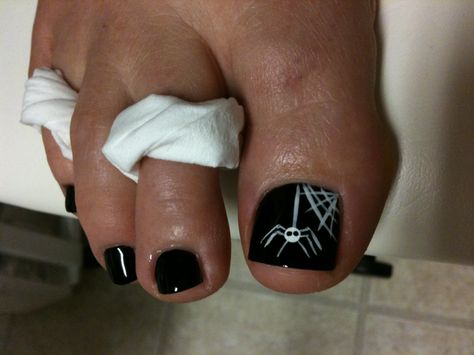 Spider Toes - Oct 2012 Skull Pedicure, Emo Toe Nails, Goth Pedicure, Halloween Toes Nails Design, Halloween Toe Nails, Halloween Toes, Black Toe Nails, Nail Paints, Sharp Claws