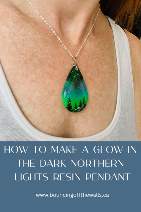 Northern Lights Resin Diy, Simple Resin Art Ideas, Resin Northern Lights, Uv Resin Pendants, Glow In The Dark Resin Ideas, Resin Uv Jewelry, Uv Resin Jewelry Ideas, Uv Resin Jewelry Diy, Resin Pendant Ideas