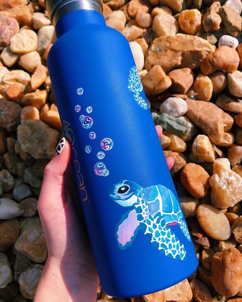 Hand Painted Water Bottle, Painted Water Bottle, Hydro Painting, Flask Art, Painted Tumblers, Custom Hydro Flask, Water Bottle Art, Drawing Scenery, Secret Book