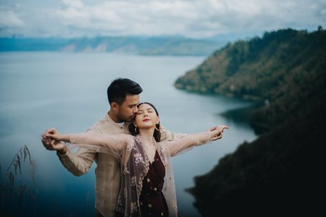 Jessica Mila and Yakup Hasibuan traditional and casual pre-wedding shoot #PreWeddingShoot #CoupleSession #TraditionalPreWeddings #CasualPreWedding #PreweddingInspo #BaliWeddingPhotography #BaliPreWeddingPhotographer #JakartaWeddingPhotography #JakartaPreWeddingPhotographer #SingaporeWeddingPhotography #SingaporePreWeddingPhotographer Bahubali Hills Pre Wedding, Bali Couple, Jessica Mila, Pre Wedding Photoshoot Beach, Bali Prewedding, Pre Shoot, Pose Prewedding, Pre Wedding Photoshoot Props, North Sumatra