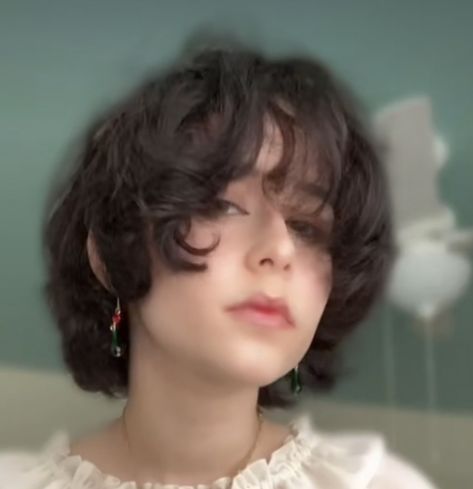 Short, chin-length curly hairstyle "bixie" Haircut 360, Dazai Inspired Haircut, Dazai Osamu Outfit Ideas, Dazai Osamu Haircut, Puffy Short Hair, Dazai Hairstyle, Dazai Haircut, Silly Hairstyles, Fluff Hair