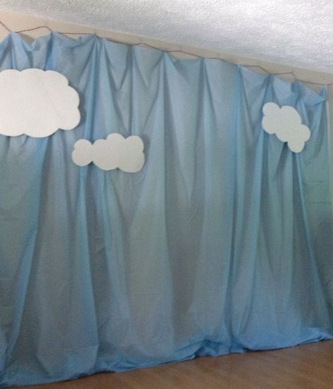 Katelyn's superhero party sky photo backdrop. Made from plastic table cloths and poster board clouds. Diy Sky Backdrop, Sky Class Decoration, Sky Decorations Classroom, Sky Decorations Party, Sky Themed Party, Plastic Table Cloth Backdrop, Cheap Backdrop, Sky Backdrop, Thomas The Train Party