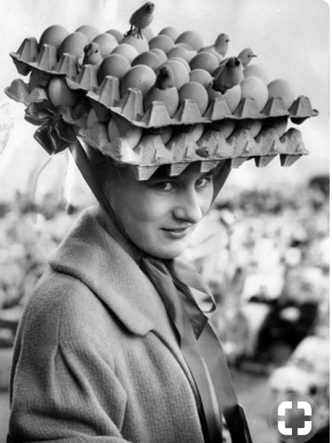 Eivrouw Easter Hat, Easter Hats, Easter Bonnet, Vintage Blog, Crazy Hats, Easter Parade, Black And White Photograph, Funny Hats, Wearing A Hat