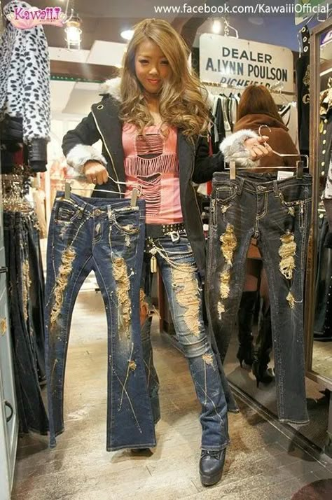 D.i.a Gyaru, Ane Gyaru, Gyaru Fits, 90s Early 2000s Fashion, Mcbling Fashion, Denim Bottoms, Early 2000s Fashion, Gyaru Fashion, Crop Top And Shorts