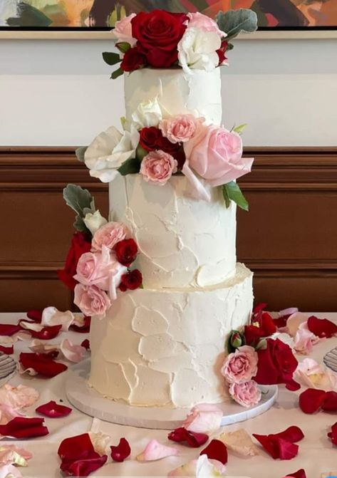 Pink And Red Wedding Cake, Pink Rose Wedding Cake, Red And Pink Wedding, Soft Pink Wedding, Red Rose Wedding, White Wedding Theme, Pink Wedding Theme, Pink Wedding Cake, Red And Pink Roses