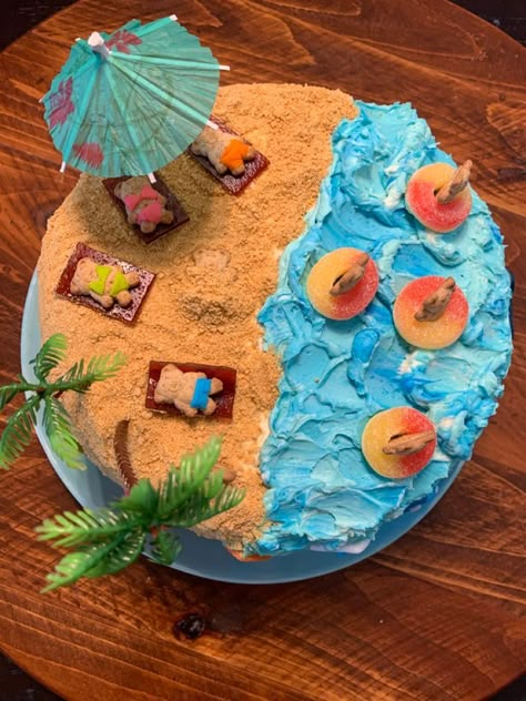 Teddy Graham Beach Cake, Summer Cakes Design, Diy Beach Cake Birthday, Easy Beach Birthday Cake, Beach Decorated Cake, Diy Ocean Cake, Beach Birthday Cake Kids, Beach Bday Cake, Lake Cake Ideas