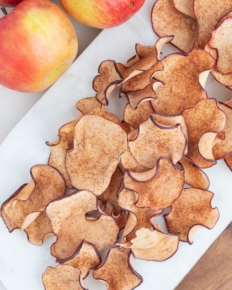 Crispy Apple Chips Apple Chips In Oven, Appetizers For Fall, Apple Appetizers, Baked Apple Chips, Oven Baked Apple, Apple Chips Recipe, Apple Chips Baked, Healthy Homemade Snacks, Crostini Recipes