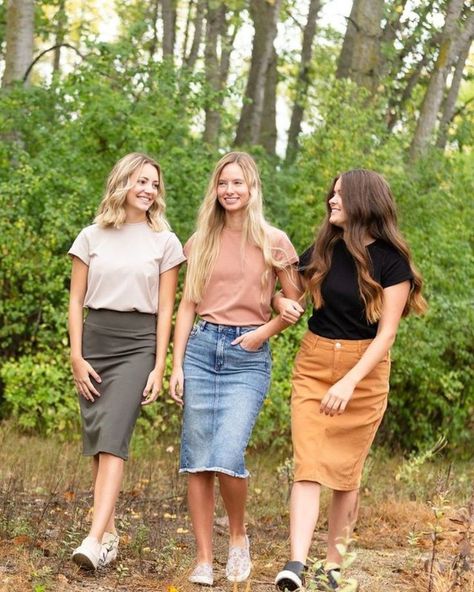 three girls walking together in the woods Modest Outfits For Church, Modest Skirt Outfits Casual, Modest Stylish Outfits, Fall Modest Outfits, Outfits For Church, Casual Outfits Modest, Skirts For Fall, Church Outfit Fall, Modest Denim Skirts