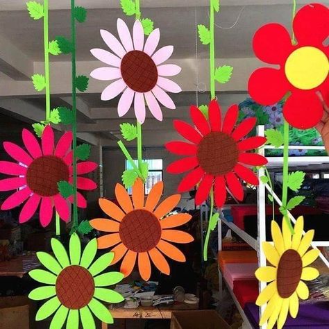 35 Creativity-Boosting Classroom Design Ideas - Matchness.com Ideas For School Decoration, Craft Ideas For School, Spring Classroom, School Decoration, Flower School, Class Decoration, Well Decor, School Decorations, Spring Crafts