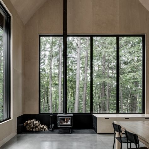 10 dining rooms that are ideal for a family Thanksgiving dinner Fireplace Concrete, Nordic Architecture, Interior Design Minimalist, Floor Storage, Storage Chair, Concrete Floor, Modern Cabin, Minimalist Home Decor, Pitched Roof