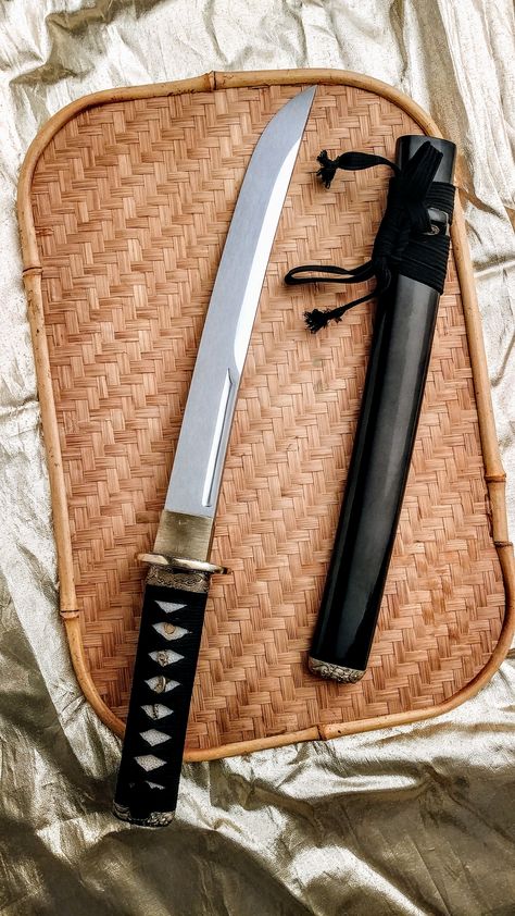 Cold Steel Imperial O Tanto from Atlanta Cutlery is carefully crafted using traditional methods and materials of Japanese Imperial Swords. A small dagger sized, blade, this Tanto means business. The hilt is covered in manta ray skin and wrapped with black silk cord. A menuki rests within the wrapping. The blade is highly polished 1055 carbon steel. A beautiful piece that is both ornamental and functional. Tanto Knife, Pretty Knives, Japanese Knife, Cool Swords, Manta Ray, Knife Design, Samurai Swords, Cool Knives, Silk Cord