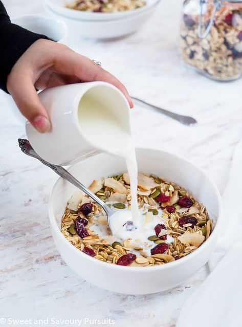 Bowl of homemade muesli made with oats, coconut flakes, pumpkin seeds, sunflower seeds and dried cranberries with milk. Breakfast Energy, Muesli Recipe, Yum Breakfast, Homemade Cereal, Daniel Plan, Brunch Food, Homemade Muesli, Second Breakfast, Healthy Sweet Treats