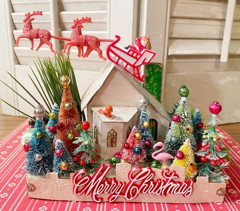 Merry Merry!Here is a fun Christmas decoration made with vintage and new materials!This whimsical decoration features a fun vintage Christmas putz house with lots of holiday joy! Your decor... Diy Putz House, Vintage Putz Houses, Atomic Christmas, Diy Christmas Wall, Vintage Christmas Crafts, Putz House, Christmas Vignettes, Vintage Angels, Crafts For Christmas