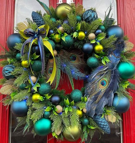 Peacock Christmas Decorations, Christmas Wreath Designs, Peacock Christmas, Christmas Door Wreaths, Wreaths And Garlands, Wreaths & Garlands, Christmas Flowers, Wreath Designs, Wreath Crafts