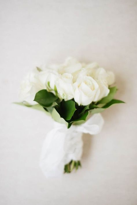 Rose Bridesmaid Bouquet, Small Bridal Bouquets, Modern Wedding Bouquets, Small Wedding Bouquets, Calla Lily Bouquet Wedding, Simple Wedding Bouquets, Calla Lily Wedding, Small Roses, White Rose Bouquet