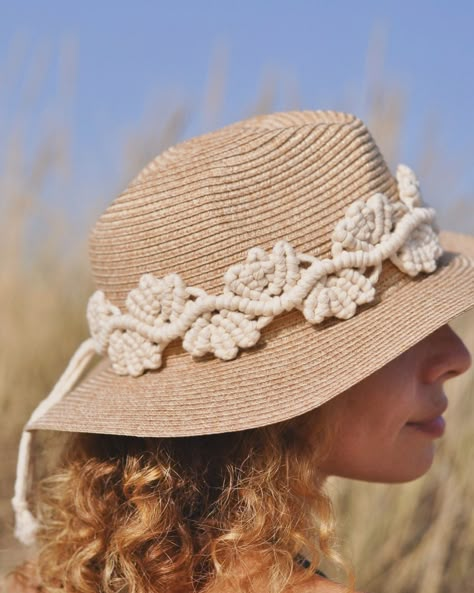 Inspired by nature 🌿 This macrame hat decor can also be used as a belt, necklace, curtain tie or as an addition to a classic wall hanging. This month projects inside your macrame community it’s all about nature, versatility and easy to carry macrame. Knot your macrame while at the beach 🏖️ or on the plane ✈️ Wear it and enjoy the compliments 😉 Fancy joining Your Macrame Community? 40% OFF 48hrs Flash Summer Sale Follow and comment ‘Summer Sale’ to get the link to join the best macrame c... Macrame Hat, Belt Necklace, Hat Decor, Macrame Boho, On The Plane, About Nature, Macrame Knot, Macrame Patterns Tutorials, Classic Wall