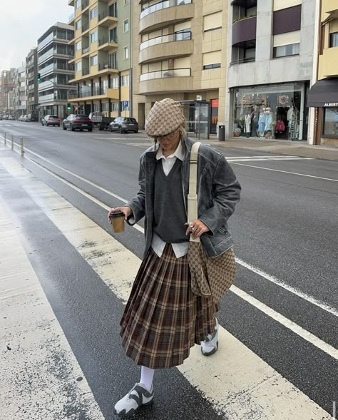 Oversize Leather Jacket, White Tights Outfit, Sofia Coelho, Punk Street Style, Styling Outfits, Kilt Outfits, White Tights, Streetwear Fits, Quirky Fashion