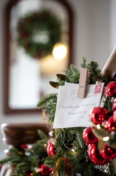 Styling a Staircase Christmas Garland #christmas #garland #holiday #decor #decorating #banister# #vintage #vintagechristmas Staircase Christmas Garland, Classic Vintage Christmas, Aesthetic Cozy Christmas, Christmas Garland On Stairs, Staircase Christmas, Christmas Aesthetic Cozy, Cozy Christmas Aesthetic, Christmas Stairs Decorations, Handmade Christmas Decor