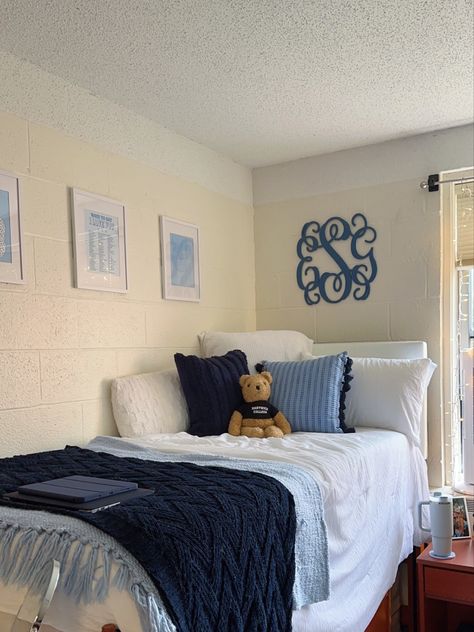 Dorm Room Navy Blue, Navy And White Aesthetic, Dark Blue Room Ideas, Blue College Dorm, Navy Blue Dorm Room, Dorm Room Ideas Blue, Blue Dorm Room Aesthetic, Navy Dorm Room, Blue Dorm Room Ideas