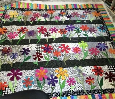 Attic Window Quilts, Dresden Plate Patterns, Window Quilt, Row Quilts, Floral Quilts, Attic Window, Row Quilt, Rug Tutorial, Spring Quilts