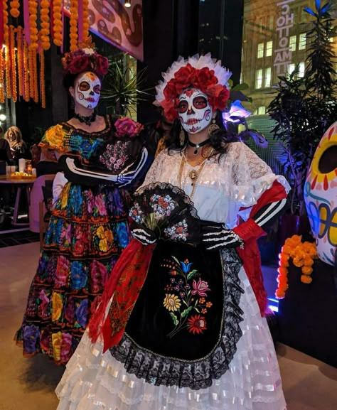 Catrina Dresses Mexico, Catrina Costume Dresses, Catrina Dress, Mexican Halloween Costume, Catrina Costume, Catholic Traditions, Spirit Costume, Halloween Makeup Clown, Carnaval Outfit