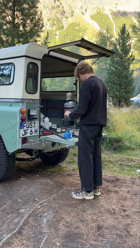 cooking a risotto on the tailgate of the Land Rover. 1990 Land Rover Defender, Land Rover Defender 90 Camper, Series 3 Land Rover, Defender Jeep, Land Rover Defender Camping, Land Rover Camper, Land Rover Camping, New Land Rover Defender, Land Rover Series 3