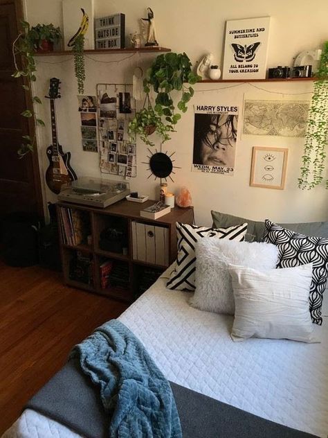 20 Essential Indie Aesthetic Room Ideas & Decor Inspiration | Displate Blog Indie Aesthetic Room, Zimmer Diy, Aesthetic Bedroom Ideas, Indie Room, Redecorate Bedroom, Indie Aesthetic, Room Design Bedroom, Dream Room Inspiration, Maximalism