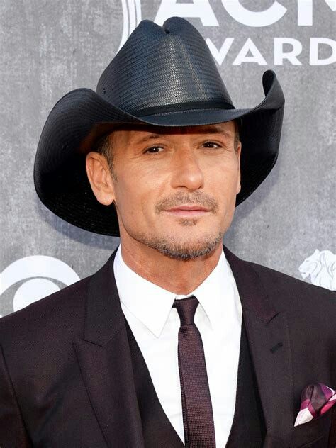 Tim Mcgraw Family, Dwayne Johnson Family, Tim Mcgraw Faith Hill, Country Love Songs, Country Hats, Music Pics, Dark Brown Hair Color, Tim Mcgraw, Country Music Singers