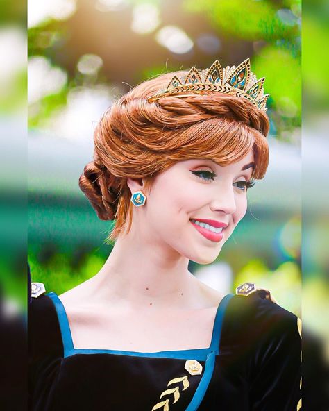 Queen Anna👑⚜️… Queen Anna Hair, Princess Anna Makeup, Anna Frozen Makeup, Fav Princess, Anna Makeup, Frozen Makeup, Princess Anna Frozen, Anna Cosplay, Disney Princess Makeup