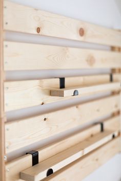 Wall Organizer Ikea Hack from Hunker Above: She then used Over-the-Door Hooks (that she spray-painted black) to hold cut-to-size strips of wood for shelving; $7.49 for a pack of 10 on Amazon. Ikea Hejne, Bed Video, Minimal Shelves, Diy Loft, Ikea Shelf, Traditional Shelves, Wooden Organizer, Ikea Shelves, Ikea Furniture Hacks