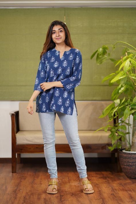 Short Tops For Girls, Formal Kurti, Short Kurta Set, Trendy Cotton Tops, Short Kurti Designs, Kurti With Jeans, Cotton Short Tops, Simple Kurta, Simple Frock Design