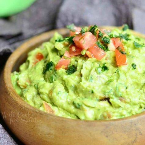 The BEST Guacamole Recipe. This guacamole recipe features fresh avocados mashed and loaded with tomatoes, red onions, and jalapenos, lime juice, and spices.#guacamole #guac #dip #avocado Appetizer Dips Cold, Guacamole Recept, Authentic Guacamole, Guacamole Grilled Cheese, Guacamole Recipes, Mexican Guacamole, Tacos Mexicanos, Best Guacamole, Guacamole Recipe Easy