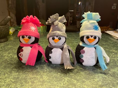 I made these Penguins out of fuzzy socks. They were fun to make and turned out really cute. Glove Crafts, Sock Ideas, Diy Snowman Decorations, Penguin Socks, Snowmen Crafts, Penguin Crafts, Sock Snowman, Sock Crafts, Diy Snowman