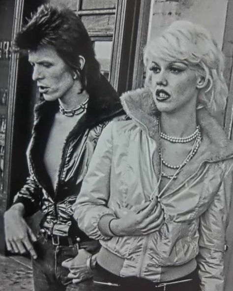 “David Bowie & Cyrinda Foxe,1972 Cyrinda Foxe, 1970's Aesthetic, David Bowie Family, Vintage Clothing Ideas, Glam Rock Music, David Bowie Music, Velvet Goldmine, Ziggy Played Guitar, Mick Ronson