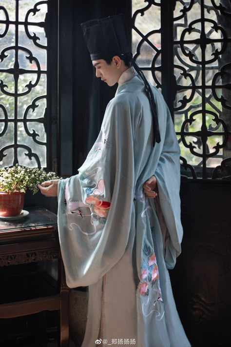 Chinese Scholar, Hanfu Men, Chinese Aesthetic, Asian Inspiration, Costume National, Chinese Hanfu, Painting Of Girl, Fantasy Warrior, Chinese Clothing