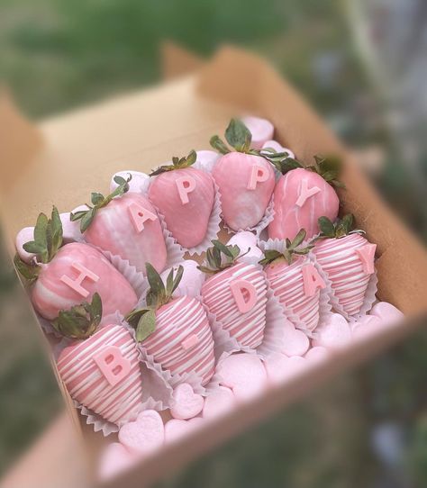 Pink Birthday Strawberries, Pink And White Strawberries, Happy Birthday Strawberries, Birthday Strawberries, White Strawberries, Strawberry Ideas, Strawberry Recipe, Food Gift Box, Pink Strawberries