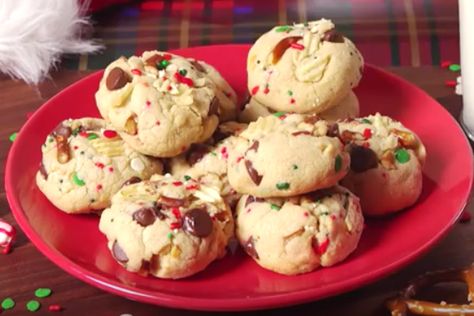 Trash Cookies, Christmas Trash, Christmas Food Gifts, Cookie Snack, Treat Recipes, Snack Treat, Xmas Cookies, Fudge Recipes, Christmas Kitchen