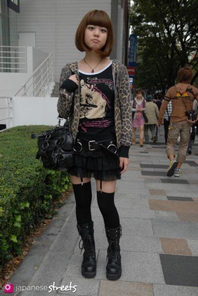 I love her style! Japanese Punk Fashion, Braids Mohawk, Girly Punk, Kei Visual, Harajuku Tokyo, 일본 패션, Models Off Duty Style, Mohawk Hairstyles, Gyaru Fashion