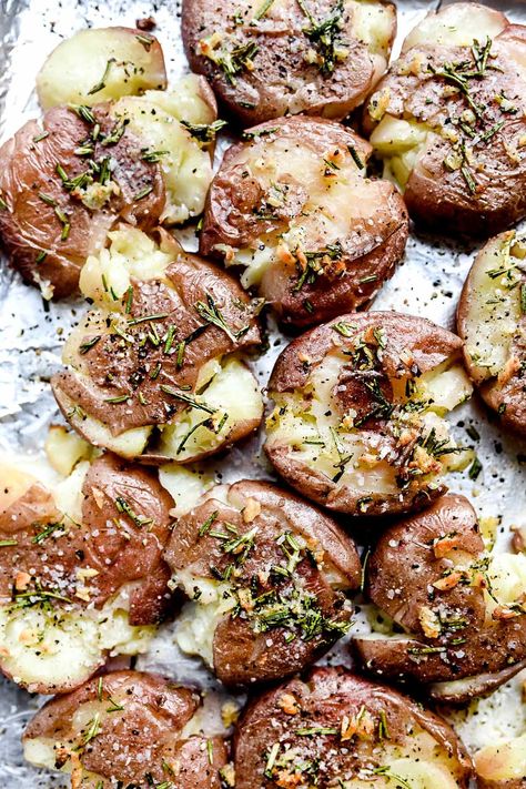 Creamy potato on the inside with the baked crispy edges outside made extra good with garlic, butter and rosemary in this easy smashed potatoes side dish. Smashed Red Potatoes, Summer Appetizers Easy, Smashed Potatoes Recipe, Rosemary Garlic, Foodie Crush, Smashed Potatoes, Potato Side Dishes, Baked Potatoes, Potato Dishes