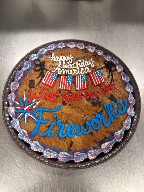 Labor Day Cookie Cake Ideas, Usa Cookie Cake, Fourth Of July Cookie Cake, Patriotic Cake Decorating, Flag Cookie Cake, Cookie Cake Memorial Day, Great American Cookie Cake Designs, Wilton Decorating Tips, Patriotic Cake