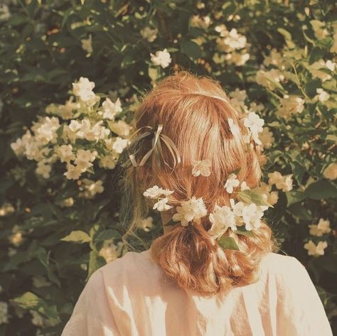 #flowers #hairstyle #nature #aesthetic Flowers In Hair Aesthetic, Elle Core, Cassie Core, Cottagecore Hairstyles, Royal Core Aesthetic, William Herondale, Cottage Core Girl, Flowers Hairstyle, Cottagecore Icons