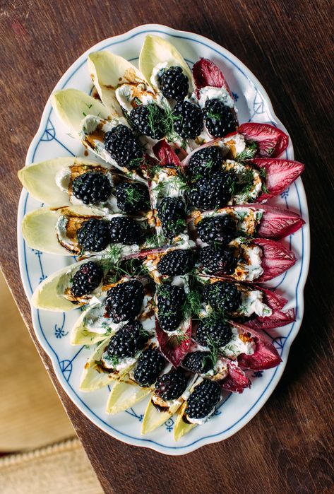 Endive Appetizers Boats, Blackberry Appetizers, Ukrainian Appetizers, Colorful Appetizers, Cold Appetizers For Party, Stuffed Endive, Endive Appetizers, Endive Recipes, Fruit Appetizers