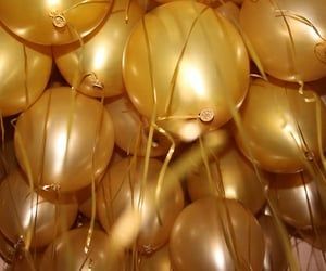 91 afbeeldingen over 𝐵𝑎𝑙𝑙𝑜𝑜𝑛𝑠🎈 op We Heart It | Bekijk meer over balloons, pink en aesthetic Hufflepuff Party, 20s Aesthetic, 1920s Aesthetic, Golden Aura, Hogwarts Party, Golden Party, Balloons Photography, Prom Themes, Prom Theme