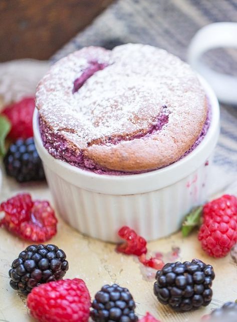 Very berry soufflé - Hipcooks Blog Strawberry Souffle, Toast Aperitif, Souffle Recipes, Dessert Cookbooks, Raspberry Recipes, Raspberry Sauce, French Dessert, Light Desserts, Strawberry Sauce